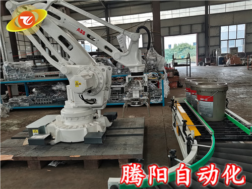 水泥碼垛機器人根據(jù)設(shè)定的速度進行堆垛