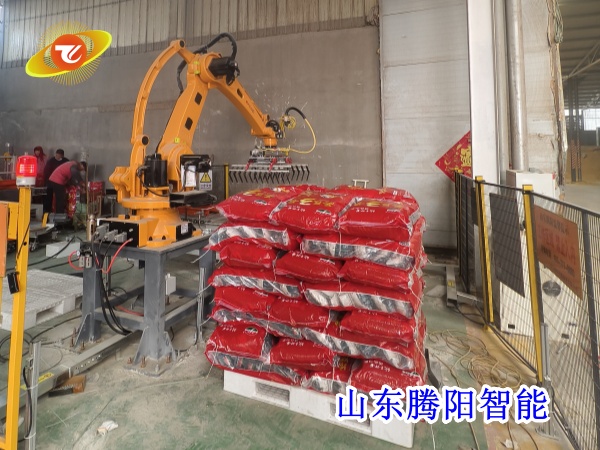 工廠(chǎng)使用飼料碼垛機(jī)器人有什么好處？